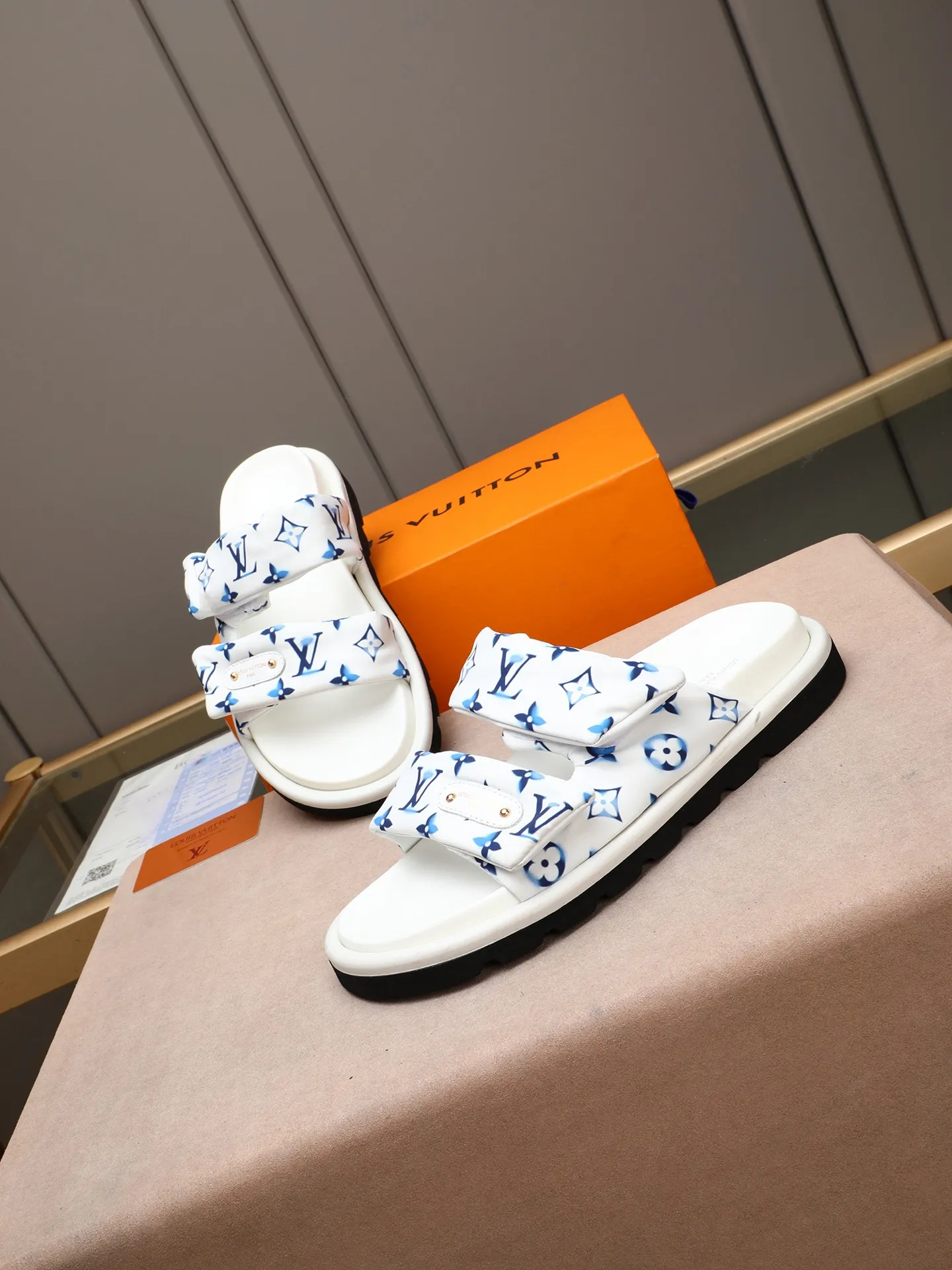 PP360 [LOUIS VUITTON] Louis Vuitton, LV printing, men's and women's slippers are on the market. The drawer box packaging comes with a cloth bag and a card. The upper pattern looks very soft and waxy, and it is a super versatile leg slimming tool. Fabric: imported denim/canvas/old fabric, LV hardware LOGO, official website pattern printing, comfortable to wear, feet: high-elastic PU water table. Sole: foam sole, heel height: about 5cm. Code number: 35-46, 35, 45, 46 are custom-made and non-returnable. Color: multiple colors and styles available.